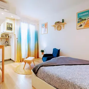 Haliviera - Golden Square, 1min From Beach Apartment